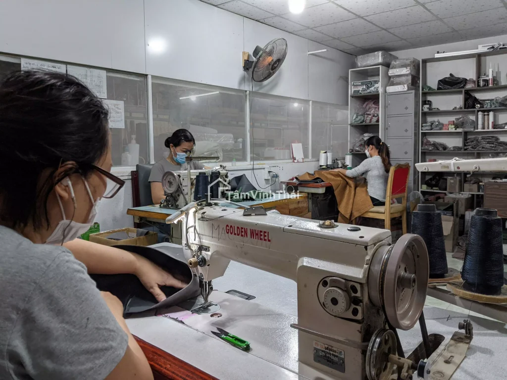 Khu vực gia công bọc ghế sofa tại xưởng Tâm Vĩnh Thái