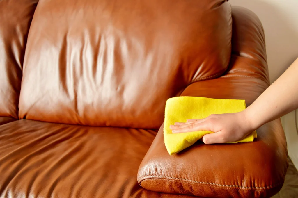 Cách làm sạch ghế sofa da đơn giản bằng xà phòng pha loãng