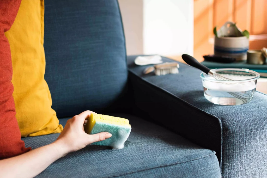Cách làm sạch sofa nỉ khá đơn giản và dễ thực hiện