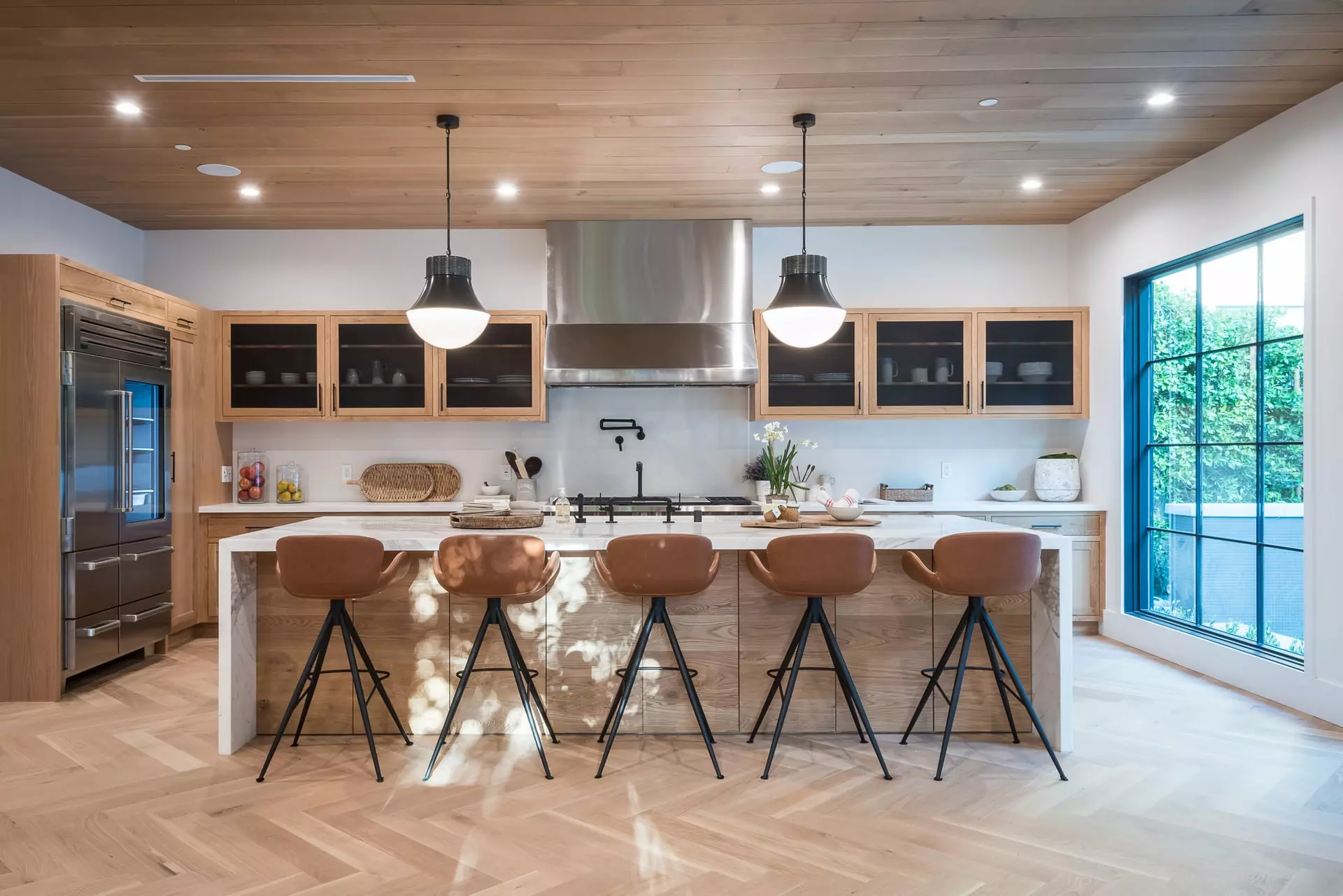 Mẫu tủ bếp kết hợp bàn đảo sang trọng