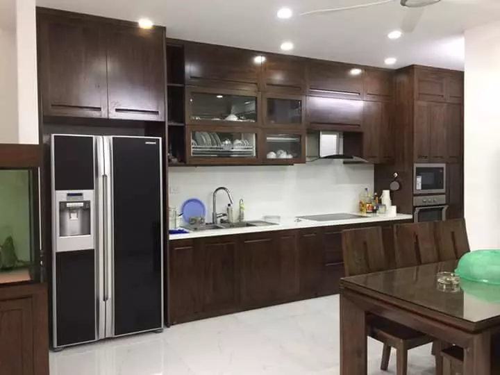 Tủ kệ bếp gỗ Óc Chó được nhiều gia đình yêu thích