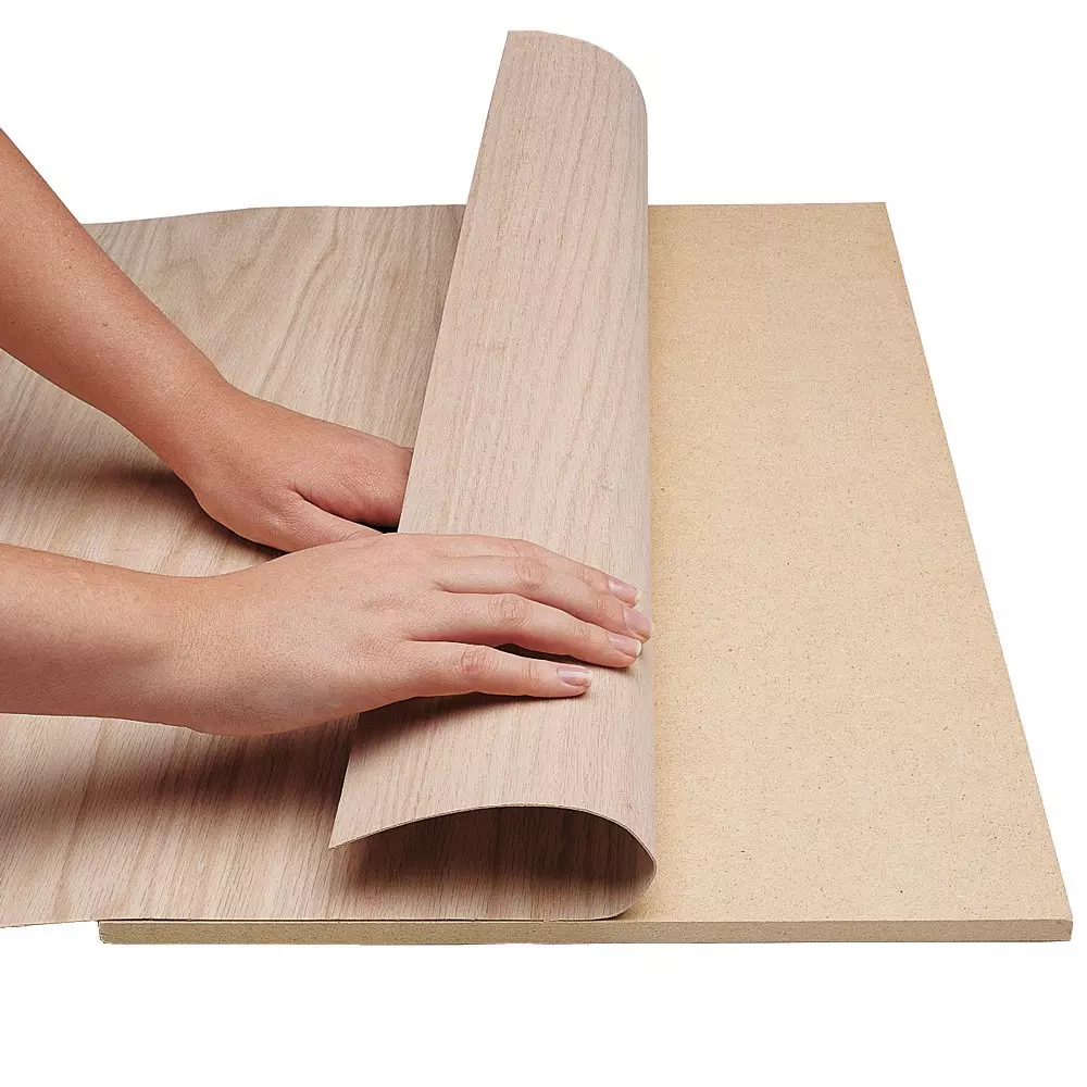 Lớp phủ Veneer thường được dùng trong bàn ghế gỗ công nghiệp